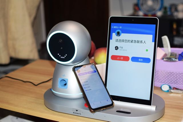 独居养老解决方案- 优得护养老陪伴机器人上手体验