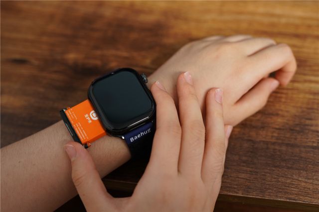 居然单手可换电池：Baehug宝护光X8换电青少年电话手表 