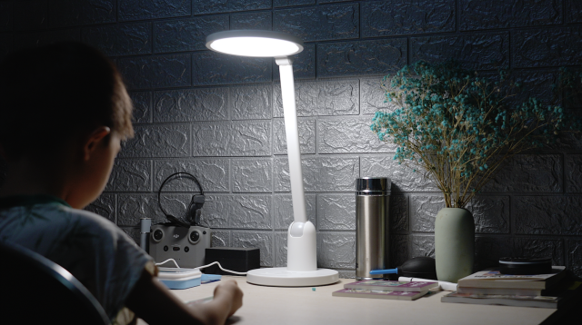 陪娃写作业不再费眼，书客SKY护眼台灯体验分享