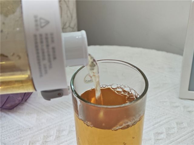 米家便携水杯体验：一键开盖，轻巧实用